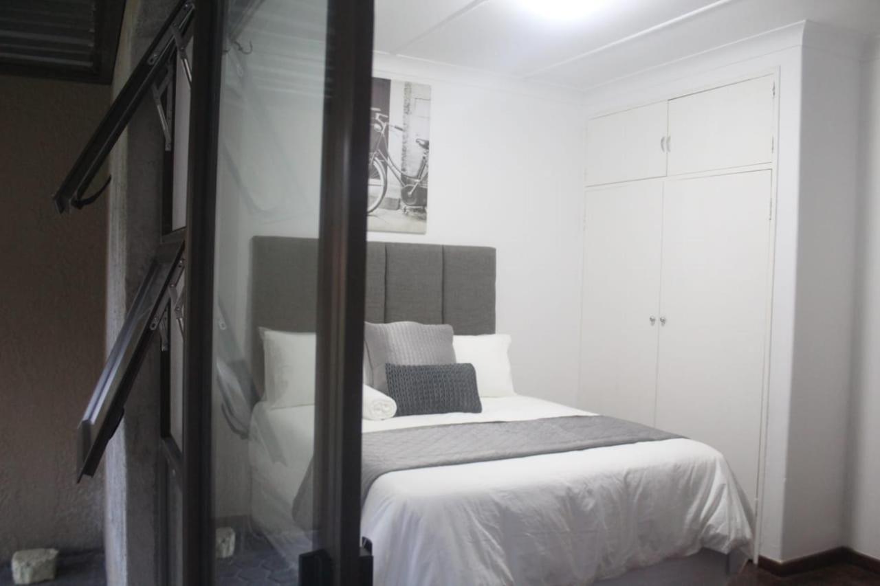Alu Guesthouse Roodepoort Room photo